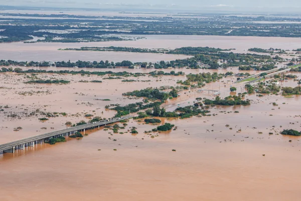 Sobrevoo das áreas afetadas pelas chuvas em Canoas - Metrópoles