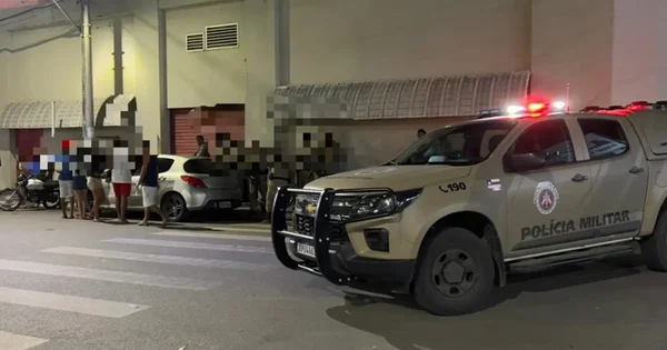 Imagem colorida de viatura da Polícia Militar da Bahia durante ação - Metrópoles