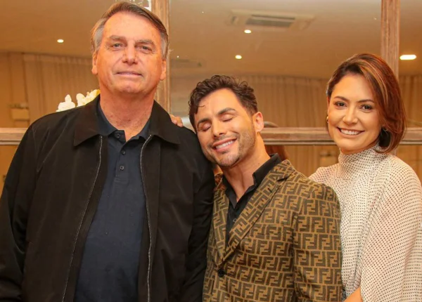 Imagem colorida de Jair Bolsonaro, maquiador Agustin Fernandez e Michelle Bolsonaro - Metrópoles