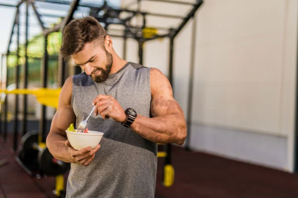 Foto colorida homem comendo pré-treino