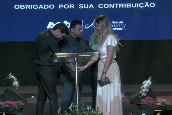 Foto colorida de culto evangélico em Alphaville