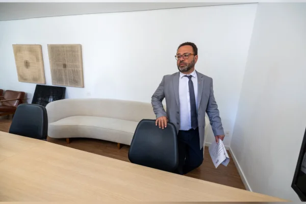 Deputado Leleco andando pelo Palácio Mangabeiras