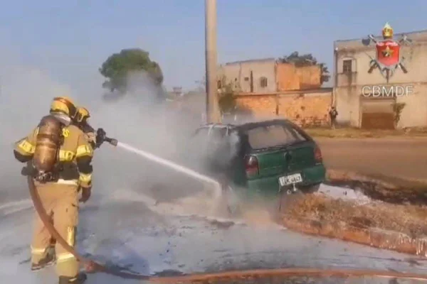 Carro pega fogo em via do DF após motorista bater contra poste. Vídeo
