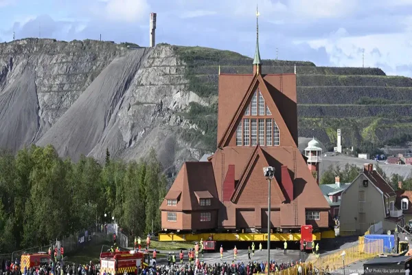 Imagem colorida, igreja mudada de lugar na Suécia - Metrópoles