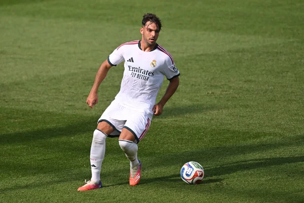 Foto colorida de Raul Asensio, do Real Madrid - Metrópoles