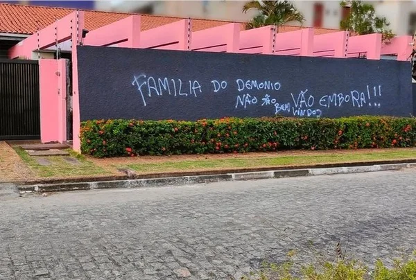 Homem com oito esposas tem muro de casa pichado: “Família do demônio”