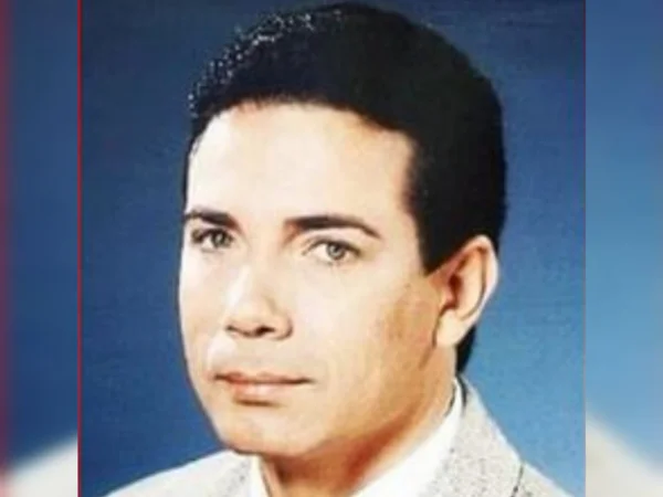 Imagem de homem branco com cabelo preto e olhos claros - Metrópoles