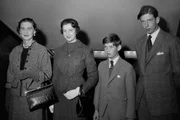A Princesa Marina, Duquesa de Kent (à esquerda), com sua filha, a Princesa Alexandra, e seus filhos, o Príncipe Michael de Kent (terceiro a partir da esquerda) e o Príncipe Edward, Duque de Kent, em 1954