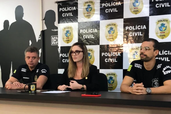 "Biomédica" trancou faculdade no Paraguai e disse que PMMA é "simples"