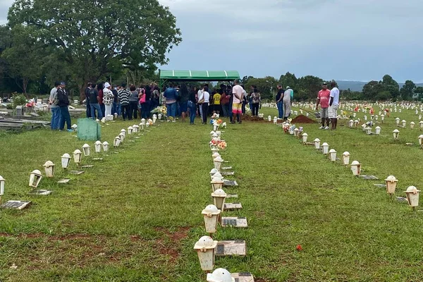 Familiares se despedem de Marcos Antônio e Thiago, vítimas da chacina - Metrópoles