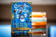 Livro Como Ser um Pirata (Ed. Intrínseca), de Cressida Cowell