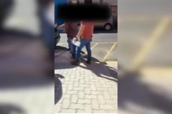 Imagem colorida do "maníaco do beijo" sendo preso em flagrante pela Polícia Civil - Metrópoles