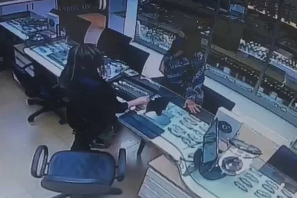 Mulher utiliza simulacro de arma de fogo para roubar joalheria no DF