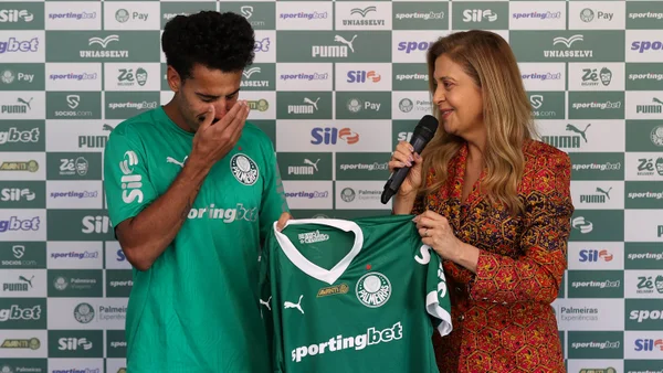 Lucas Evangelista chora ao receber numeração no Palmeiras. Veja vídeo
