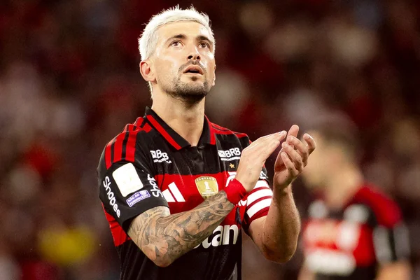 Flamengo: Arrascaeta desembarca no RJ e vai ao hospital para cirurgia