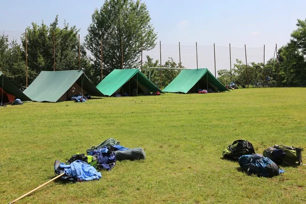 Foto colorida de acampamento de escoteiros - Metrópoles