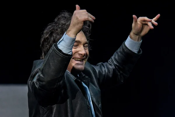 Javier Milei canta durante lançamento de livro - Metrópoles