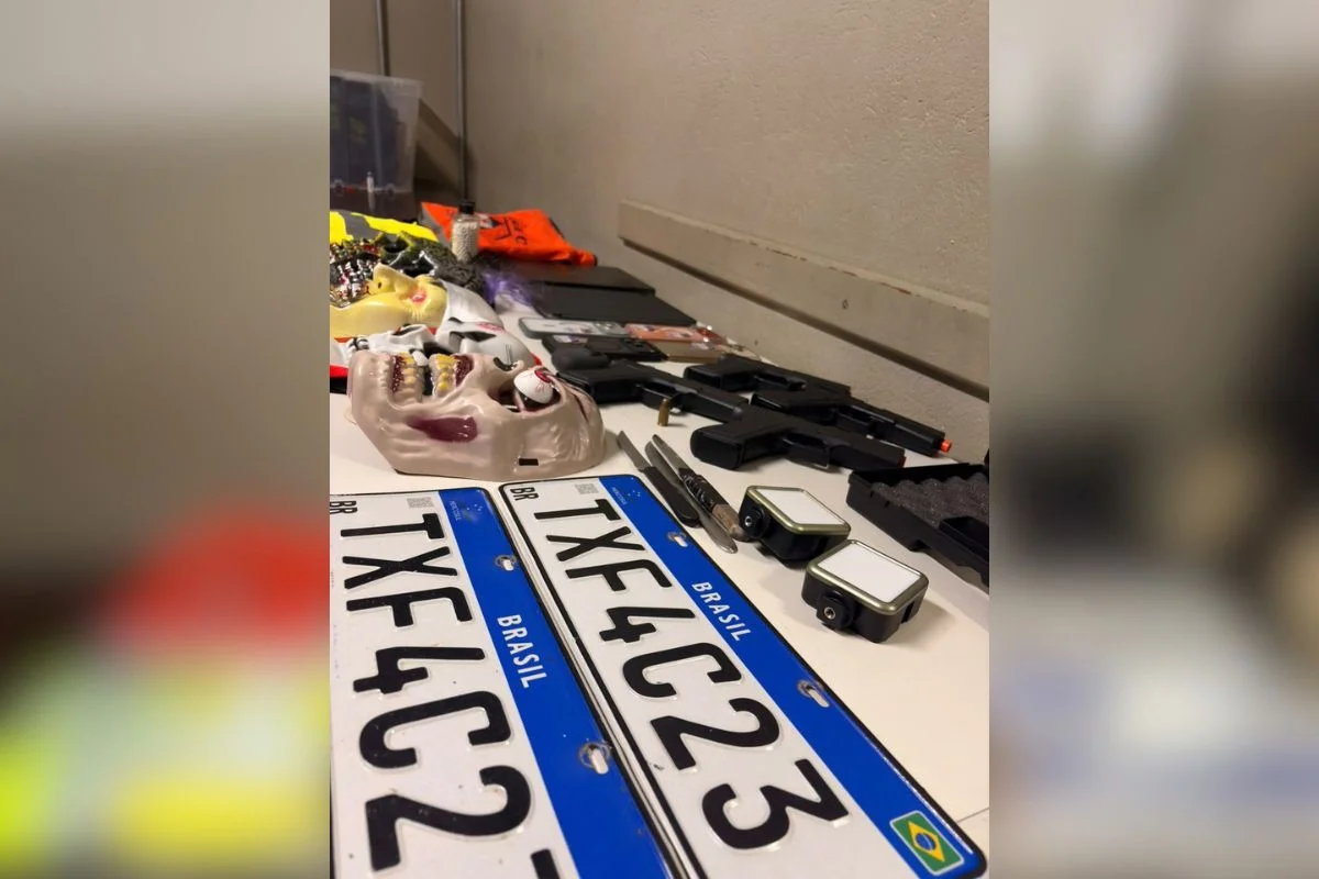Objetos apreendidos pela polícia no veículo em que os suspeitos foram abordados Objetos apreendidos pela polícia no veículo em que os suspeitos foram abordados