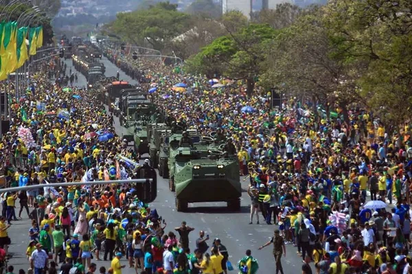 Bolsonaro participa de desfile com a Esplanada dos Ministérios lotada