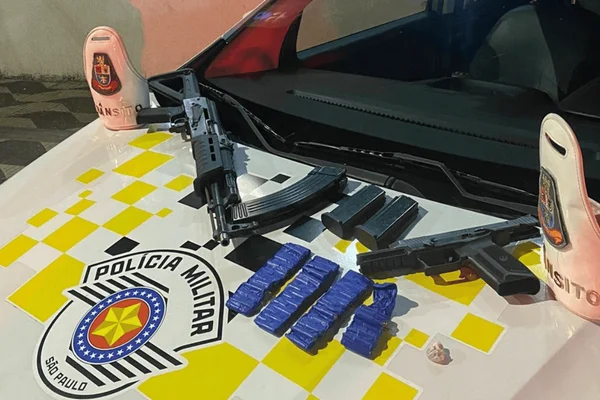 Imagem colorida de armas e carregadores de munição apreendidos pela polícia junto a passageira do ônibus - Metrópoles