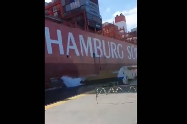 Navio bate no porto de Santos