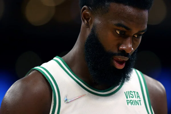 Jaylen Brown diz que seu corpo não é o mesmo desde que teve Covid-19