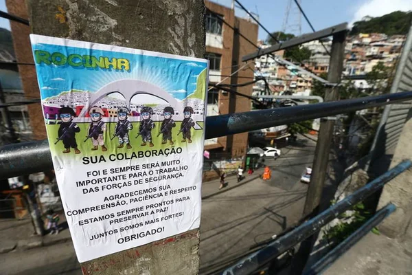 Ao sair da Rocinha, Exército deixa cartaz de agradecimento a moradores