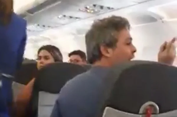 Ex-senador do PT, Lindbergh Farias é hostilizado em voo