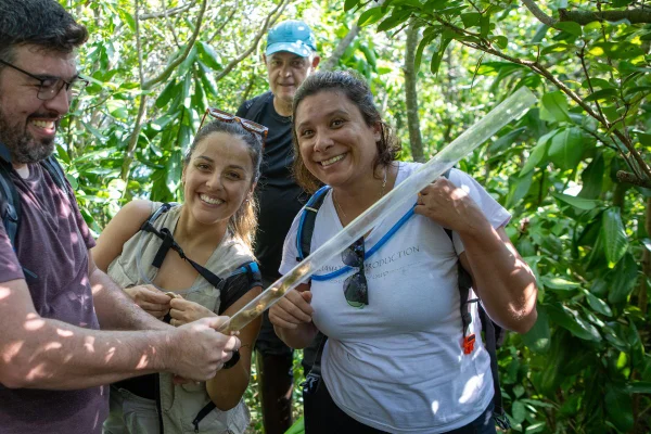 A pesquisadora Karina Kasperoviczus já visitou a Ilha das Cobras cerca de 20 vezes. Há cerca de 3 mil serpentes no local - Metrópoles