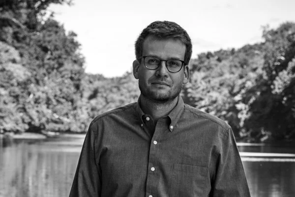 Imagem em preto e branco do autor John Green - Metrópoles