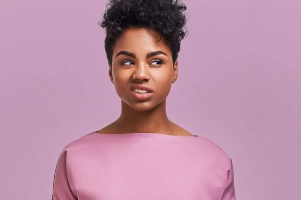 mulher usando roxo fazendo careta