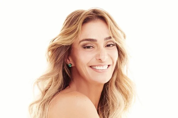 Mônica Martelli posa completamente nua e esbanja beleza aos 51 anos