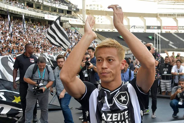 Honda sobre paixão do torcedor do Botafogo: “Nunca vi nada assim”