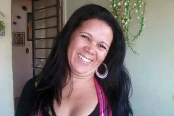 Mulher é morta a marteladas e facadas dentro de casa durante assalto