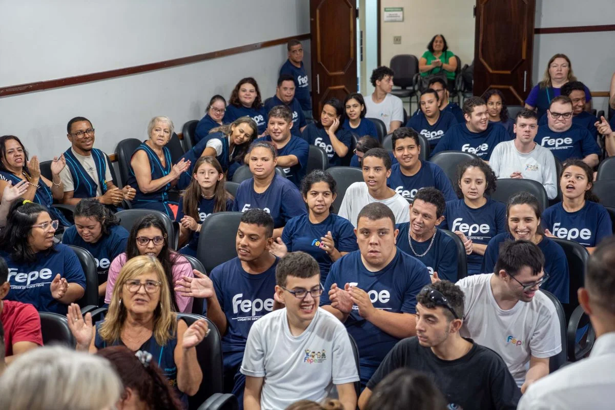 Além disso, é a primeira vez que estudantes das instituições especializadas recebem materiais escolares fornecidos pelo governo do estado Além disso, é a primeira vez que estudantes das instituições especializadas recebem materiais escolares fornecidos pelo governo do estado