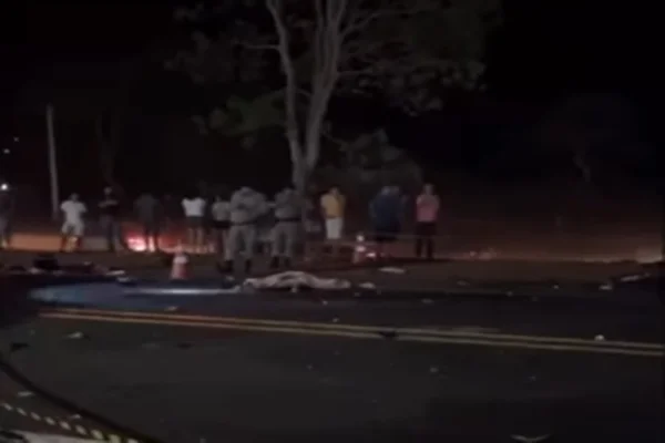 Colisão entre caminhão, carros e moto deixa sete mortos na BR-153