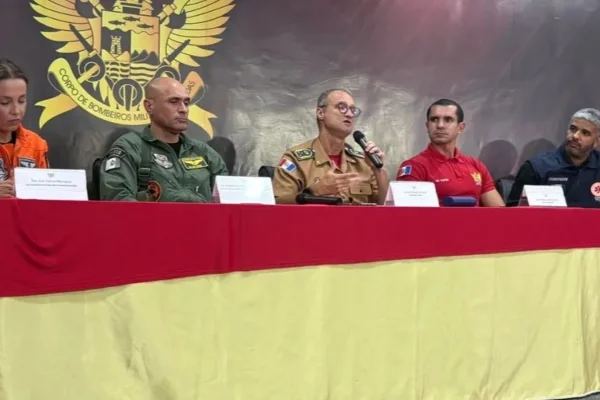 Imagem colorida mostra autoridades em coletiva sobre o acidente com romeiros em São José da Tapera - Metrópoles