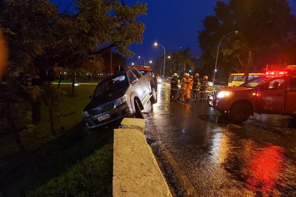 Motorista perde controle e caminhonete fica “pendurada” no Eixinho