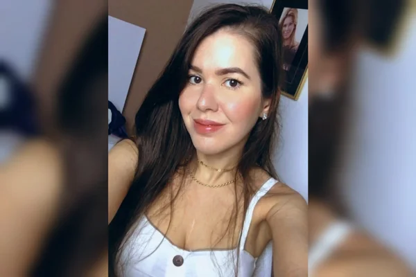Foto mostra a influenciadora Lua Costa, que tem miastenia gravis - Metrópoles