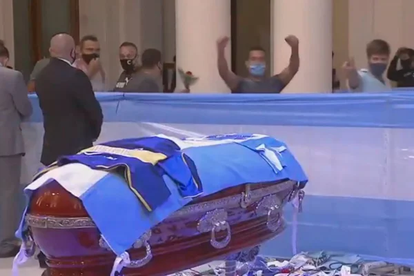 Caixão de Maradona coberto com bandeira da Argentina e camisa do Boca Juniors