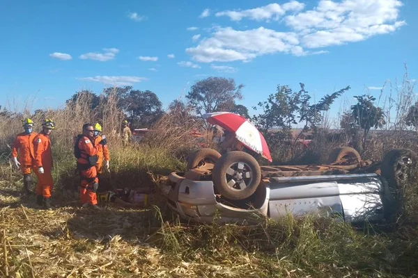 Homem morre e filhos ficam feridos em capotamento no DF
