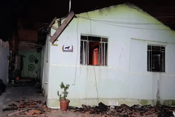 Paraná: homem ateia fogo dentro da própria casa e morre perto do local