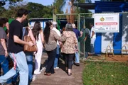 Os portões abriram nas escolas por volta das 8h