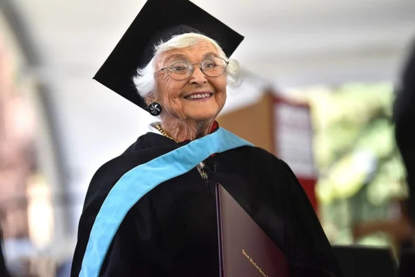 Mulher de 105 anos conclui mestrado após anos de espera pelo diploma