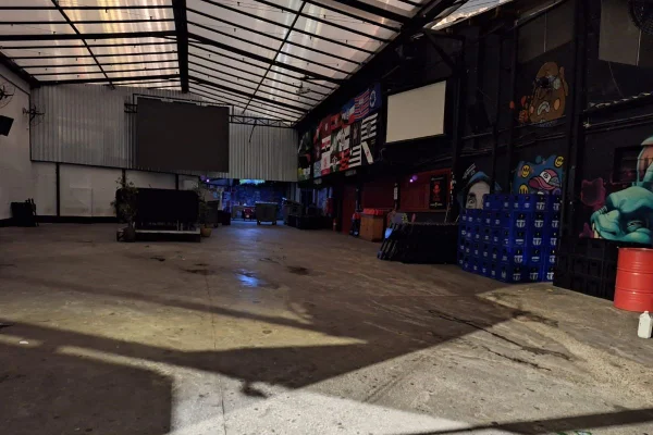 Imagem colorida mostra interior do bar Beco do Espeto, no Itaim Bibi, que tem como sócio Igor Ferreira Sauceda, motorista do Porsche que perseguiu e atropelou um motociclista, não abriu desde o incidente - Metrópoles