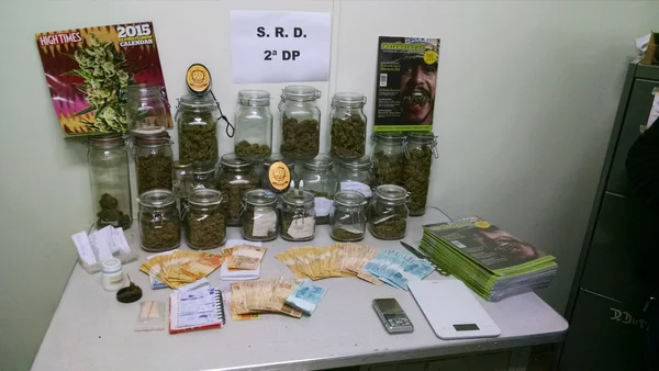 Fazemos qualquer negócio. Maconha agora é vendida no débito e até no crédito no WhatsApp