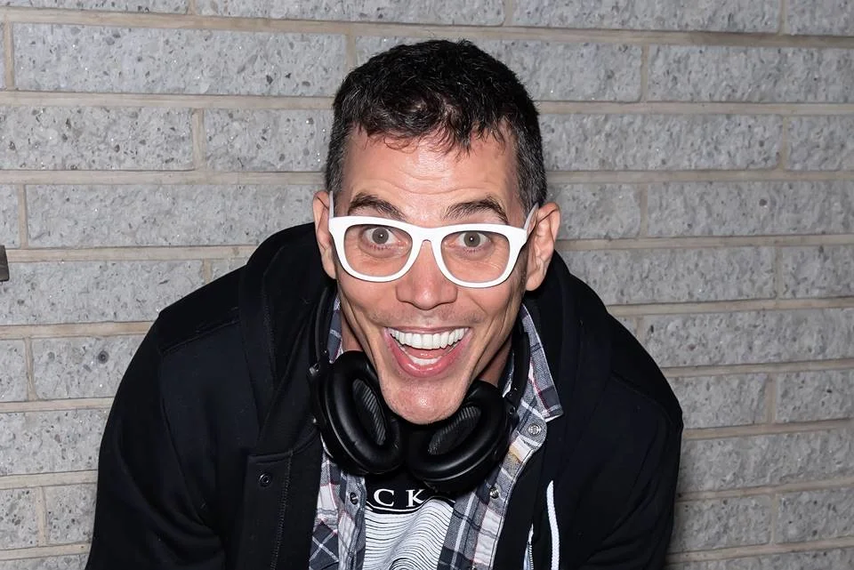 <b><a href="https://www.youtube.com/user/steveo" target="_blank" rel="noopener">Steve-O</a></b>. O ex-Jackass agora está no YouTube. Mas não se engane: seus dias de pegadinhas (muito) perigosas estão no passado. Agora, após ficar sóbrio e descobrir o mundo na plataforma, Steve-O faz vídeos que fazem jus ao seu trabalho anterior. Seu canal existe há 6 anos, e ele continuou a postar de forma nada habitual até recentemente. No canal, você pode encontrar vídeos de Steve <a href="https://youtu.be/SbTfJB-vfpc" target="_blank" rel="noopener">contando histórias</a>, fazendo "<a href="https://youtu.be/xR9ZDge2lK4" target="_blank" rel="noopener">stunts</a>" reminiscentes de sua época em Jackass e até <a href="https://youtu.be/rP7uldy-X7M" target="_blank" rel="noopener">péssimas tatuagens</a> <b><a href="https://www.youtube.com/user/steveo" target="_blank" rel="noopener">Steve-O</a></b>. O ex-Jackass agora está no YouTube. Mas não se engane: seus dias de pegadinhas (muito) perigosas estão no passado. Agora, após ficar sóbrio e descobrir o mundo na plataforma, Steve-O faz vídeos que fazem jus ao seu trabalho anterior. Seu canal existe há 6 anos, e ele continuou a postar de forma nada habitual até recentemente. No canal, você pode encontrar vídeos de Steve <a href="https://youtu.be/SbTfJB-vfpc" target="_blank" rel="noopener">contando histórias</a>, fazendo "<a href="https://youtu.be/xR9ZDge2lK4" target="_blank" rel="noopener">stunts</a>" reminiscentes de sua época em Jackass e até <a href="https://youtu.be/rP7uldy-X7M" target="_blank" rel="noopener">péssimas tatuagens</a>