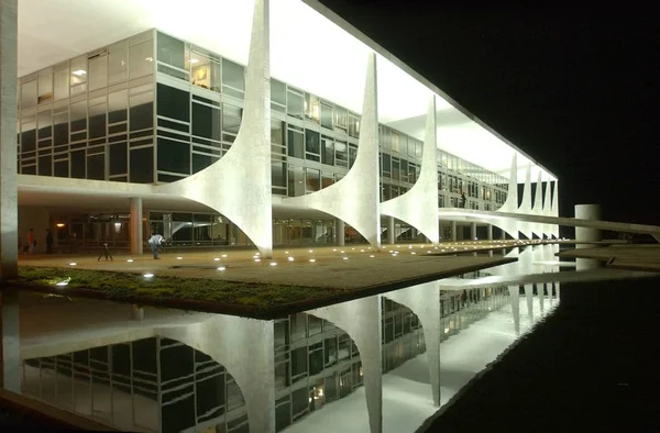 Planalto investe em aprovação de agenda econômica contra crise