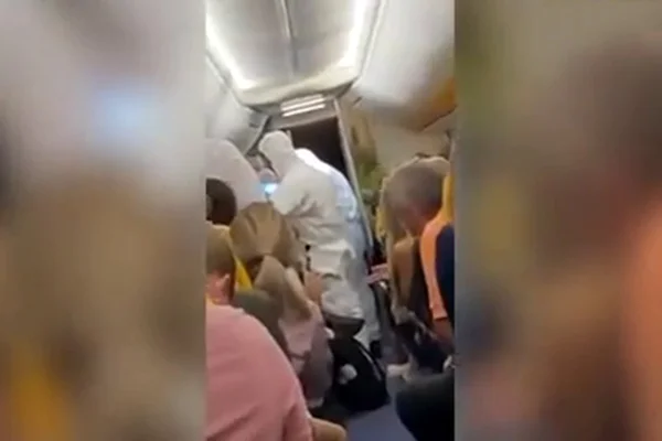 Passageiro é retirado de avião após resultado positivo para o coronavírus