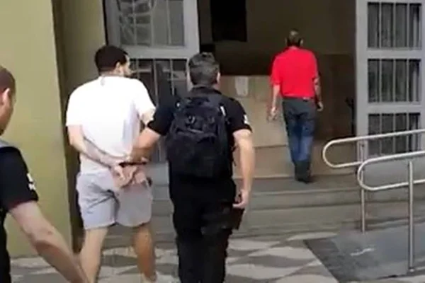 Preso e policial - Metrópoles